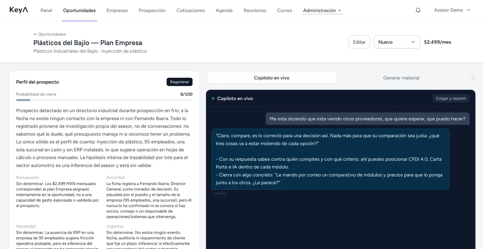 Ficha de una oportunidad con el perfil del prospecto a la izquierda y el copiloto en vivo a la derecha respondiendo a una objeción.