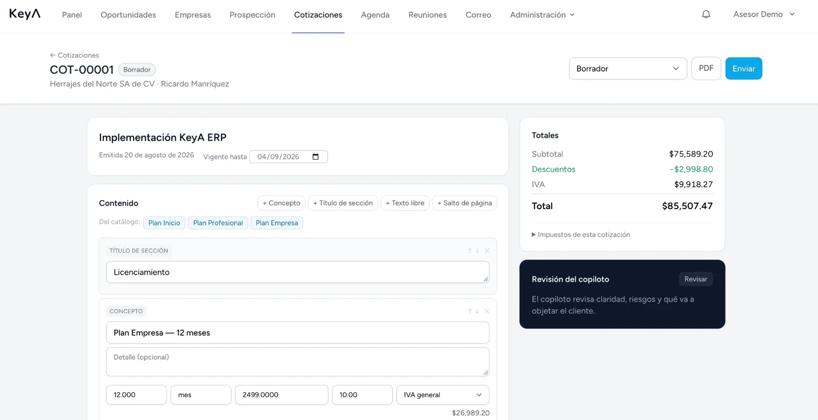 Editor de una cotización con secciones, conceptos, cantidades, descuentos e IVA, y el bloque de revisión del copiloto.