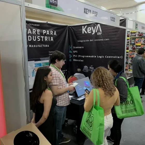 Atendiendo visitantes en el stand